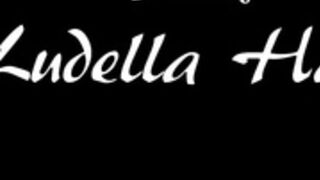 Ludella batgirl
