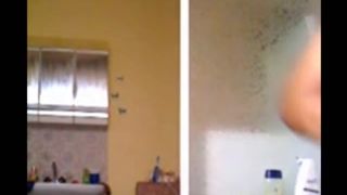 Madre e hija espiadas