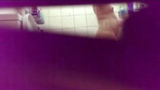 Espiando como se bana la tia