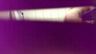 Espiando como se bana la tia