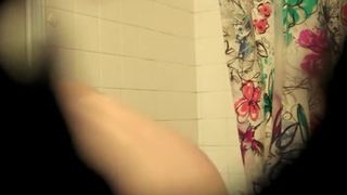 Espiando a una chinita en la ducha 2