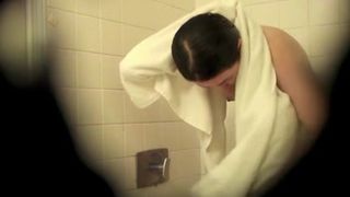 Espiando a una chinita en la ducha 2