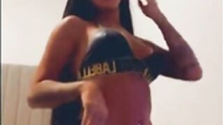 MC Mirella caiu na net em vídeo peladinha no banho